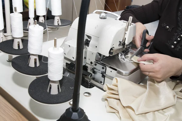 Mujer usando máquina de coser — Foto de Stock