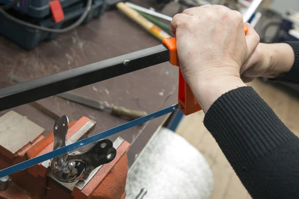 Man skära metall genom såg — Stockfoto