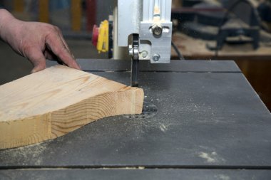 adam oyma ağaç ile elektrikli alet