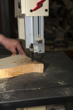 adam oyma ağaç ile elektrikli alet