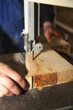 adam oyma ağaç ile elektrikli alet