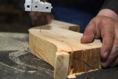 adam oyma ağaç ile elektrikli alet