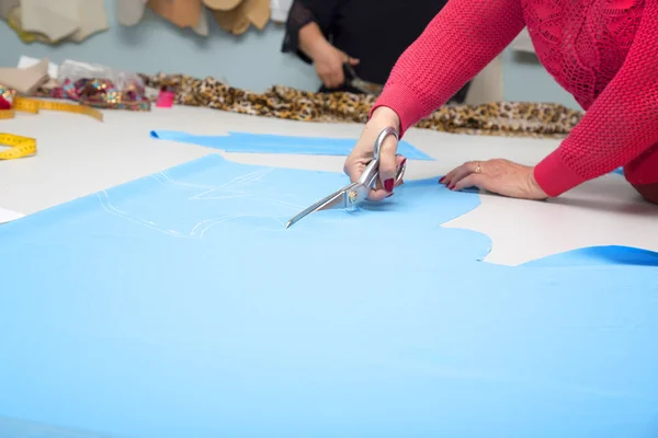 Dressmaker cutting fabric — Stock Photo, Image