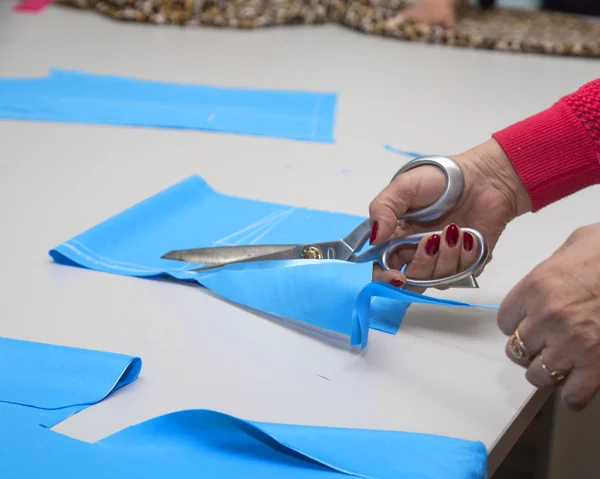 Dressmaker cutting fabric — Stock Photo, Image