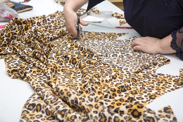 Dressmaker cutting fabric — Stock Photo, Image