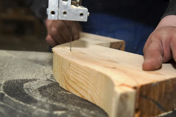 Man carving träd med elektriska verktyg — Stockfoto
