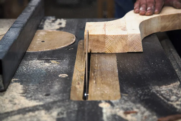 Hombre cortando madera por hoja de sierra circular — Foto de Stock