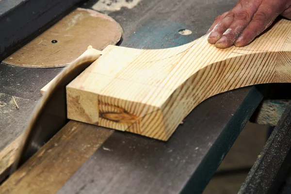 Man snijden hout door cirkelzaag blade — Stockfoto