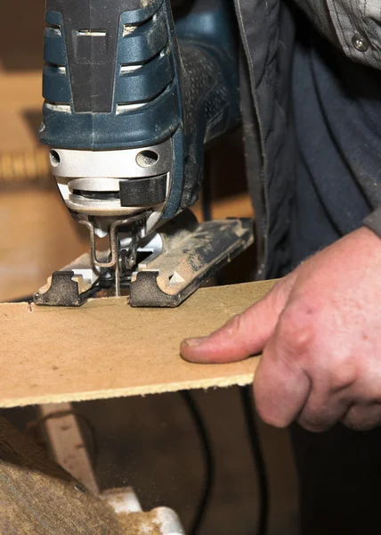 Trabalhador placa de madeira de corte — Fotografia de Stock