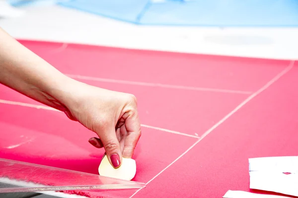 Tailor hands working with pink fabric — Stock Photo, Image