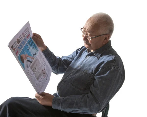 Mann liest Zeitung — Stockfoto