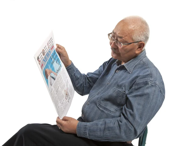 사람이 읽는 신문 — 스톡 사진