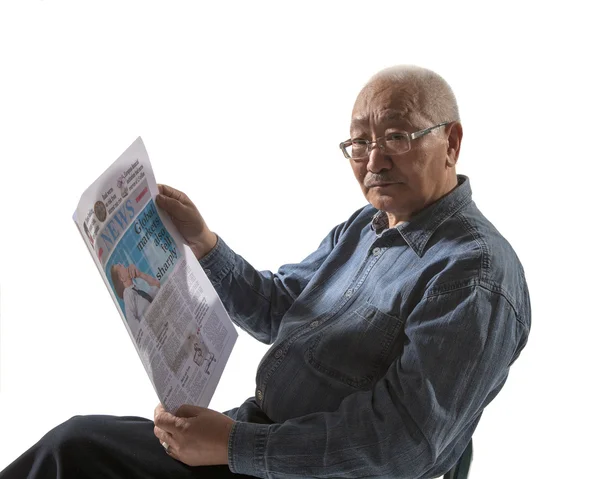 Mann liest Zeitung — Stockfoto