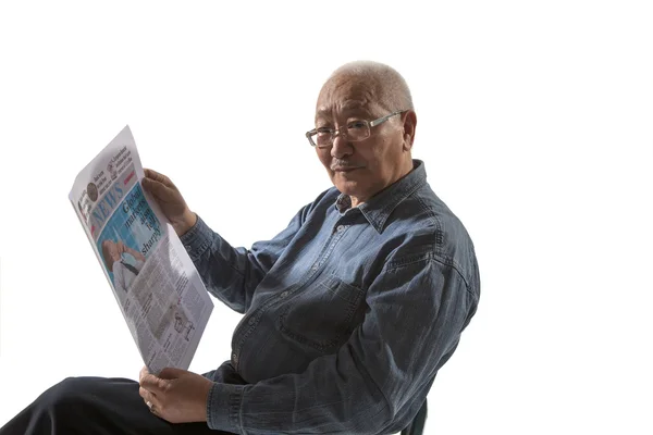 Mies lukee sanomalehteä. — kuvapankkivalokuva