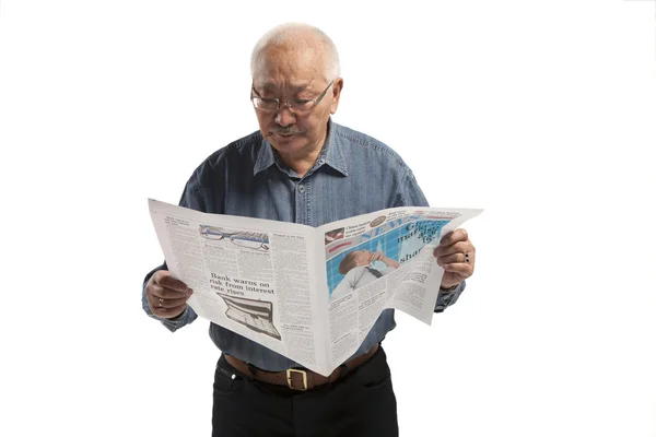Man läser tidningen — Stockfoto