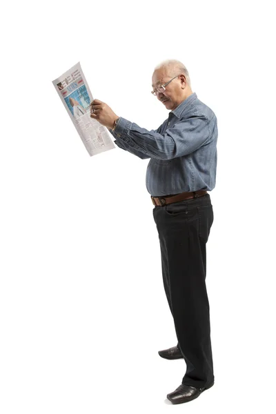 Человек читает газеты — стоковое фото