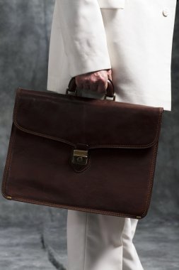 İş adamı evrak çantasını tutuyor.