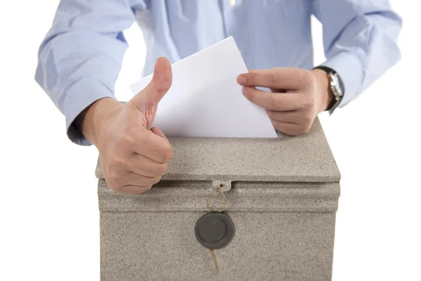 Hombre poniendo carta en el buzón, mostrando los pulgares hacia arriba gesto —  Fotos de Stock