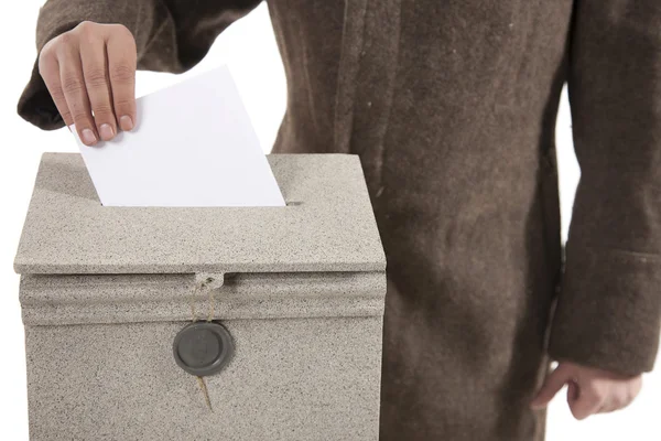 Homme mettant lettre dans boîte aux lettres — Photo