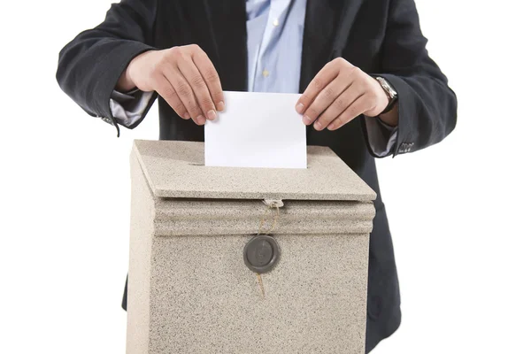 Hombre poniendo carta en el buzón —  Fotos de Stock