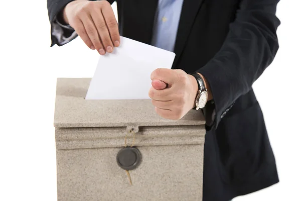 Arbeiter steckt Brief in Briefkasten und zeigt ein Feigenschild — Stockfoto