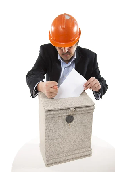 Trabajador poner carta en el buzón de correo, mostrando un signo de higo — Stockfoto