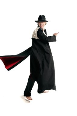 montlu adamı gesticulates