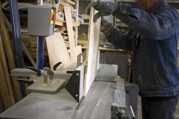 Carpintero trabajando con madera — Foto de Stock