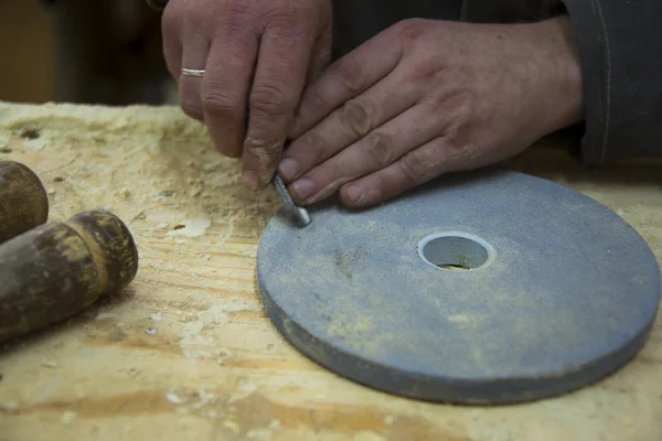 Man scherpt gereedschap — Stockfoto