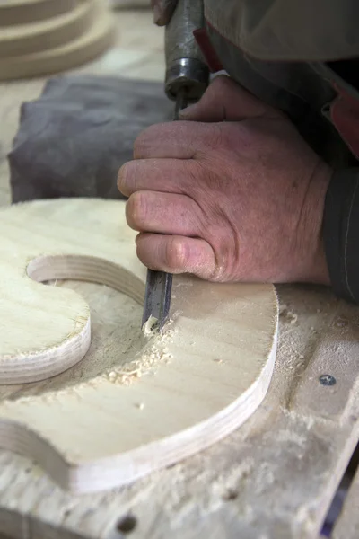 Carpinteiro trabalhando com madeira — Fotografia de Stock