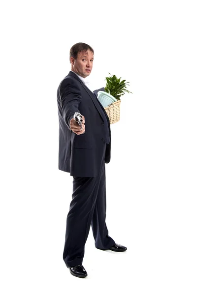 Affärsman med pistol hålla personliga tillhörigheter — Stockfoto