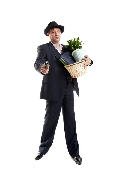 Бизнесмен с пистолетом держит личные вещи — стоковое фото