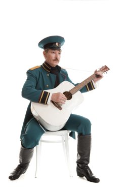 askeri gitar çalmak