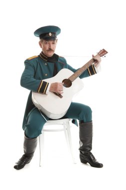 askeri gitar çalmak