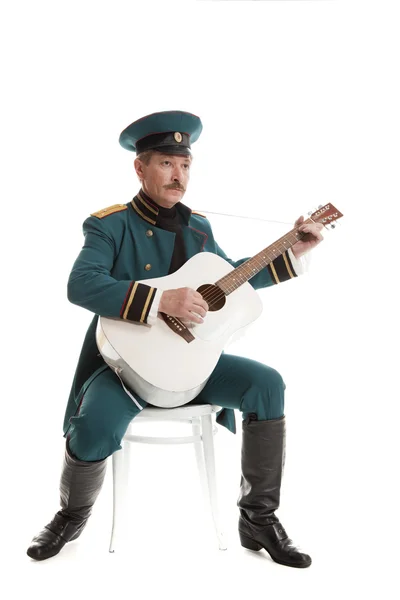 Militaire spelen gitaar — Stockfoto