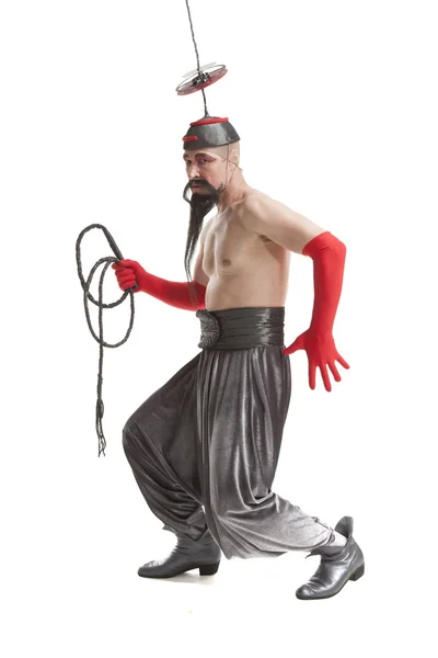 Man in een kostuum met een zweep — Stockfoto