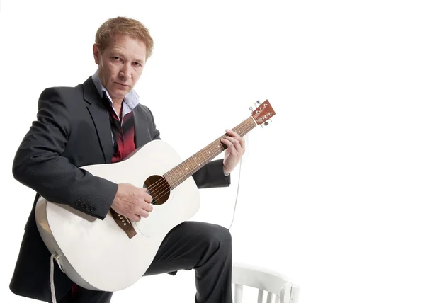 Homem de fato a tocar guitarra — Fotografia de Stock