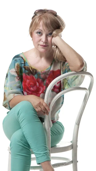 Blonde sits on a chair — Stock Photo, Image