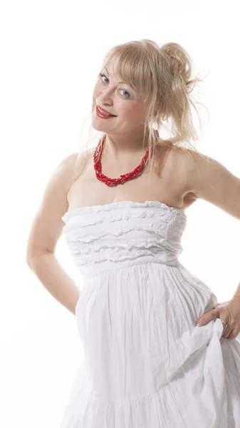 Blonde in witte jurk — Stockfoto