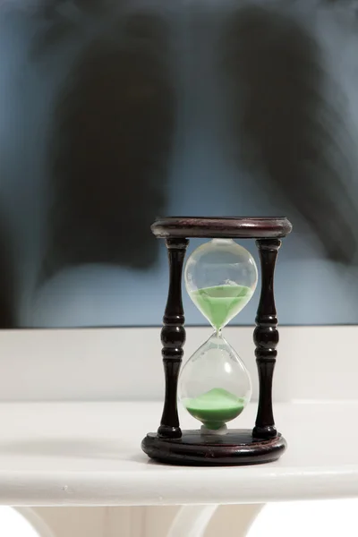 Röntgen und eine Sanduhr — Stockfoto