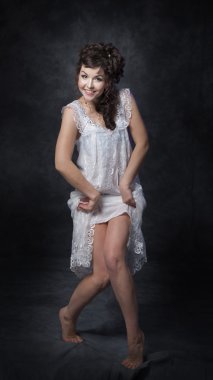 dantel elbiseli kadın