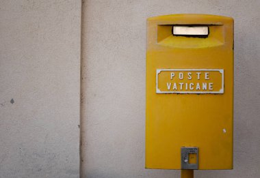 Roma, İtalya - 29 Eylül 2021: Vatikan posta sistemine ait eski sarı posta kutusu. Fotoğraf Vatikan 'daki Aziz Peter Meydanı' nda çekildi..