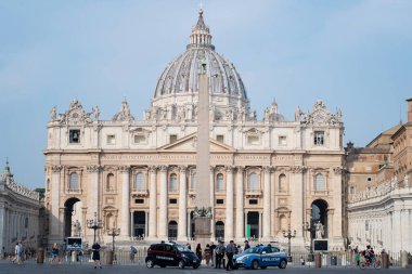 Roma, İtalya - 29 Eylül 2021: Aziz Petrus meydanının üzerinde sabah güneşiyle sakin bir manzara ve Vatikan şehrinde Aziz Peter Bazilikası.