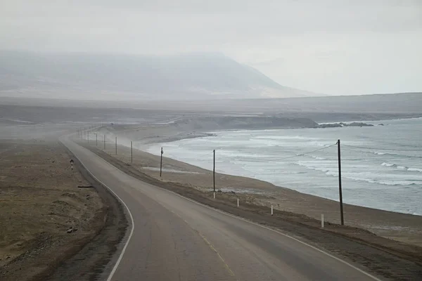在一个雾蒙蒙的早晨 环抱大海的空旷道路的景观 泛美公路的公路部分 照片摄于秘鲁阿雷基帕地区恰拉港外 — 图库照片
