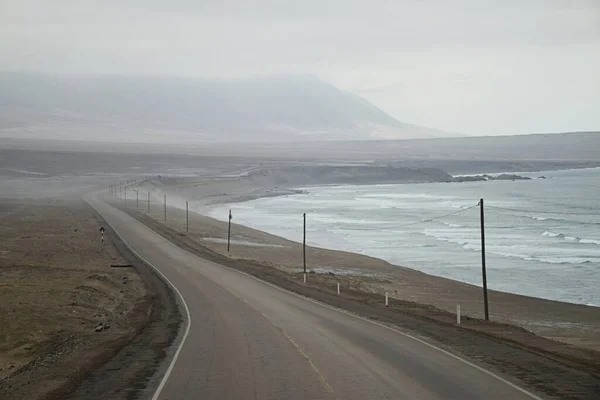 Paisaje Vista Camino Vacío Junto Océano Una Mañana Brumosa Carretera —  Fotos de Stock