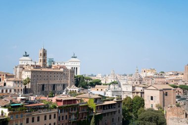 Güzel güneşli bir günde Roma şehrinin manzarası. Mimarisi, kilise kuleleri ve eski binaları olan şehir manzarası. Fotoğraf Roma, İtalya 'da çekildi..