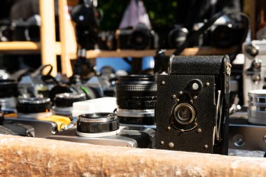 Antika ve eski fotoğraf makinesi. Arka planda hem fotoğrafçılık hem de film için farklı eski ve klasik kameralar var..