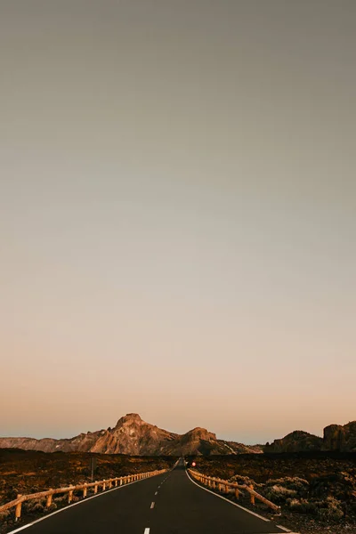 空荡荡的山路照片摄于西班牙加那利群岛特内里费火山周围火山景观的日落时分 — 图库照片