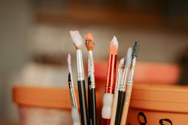 Resim için fırçalar. Arka planda terra cotta saksıları. 