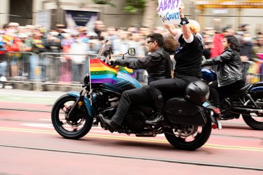 San Francisco, California, ABD - 26 Haziran 2022: Bisikletçi, Onur Yürüyüşü 'ne katılırken bir tabela tutarak, motosikletle Yüksek Mahkeme kararını protesto etti.